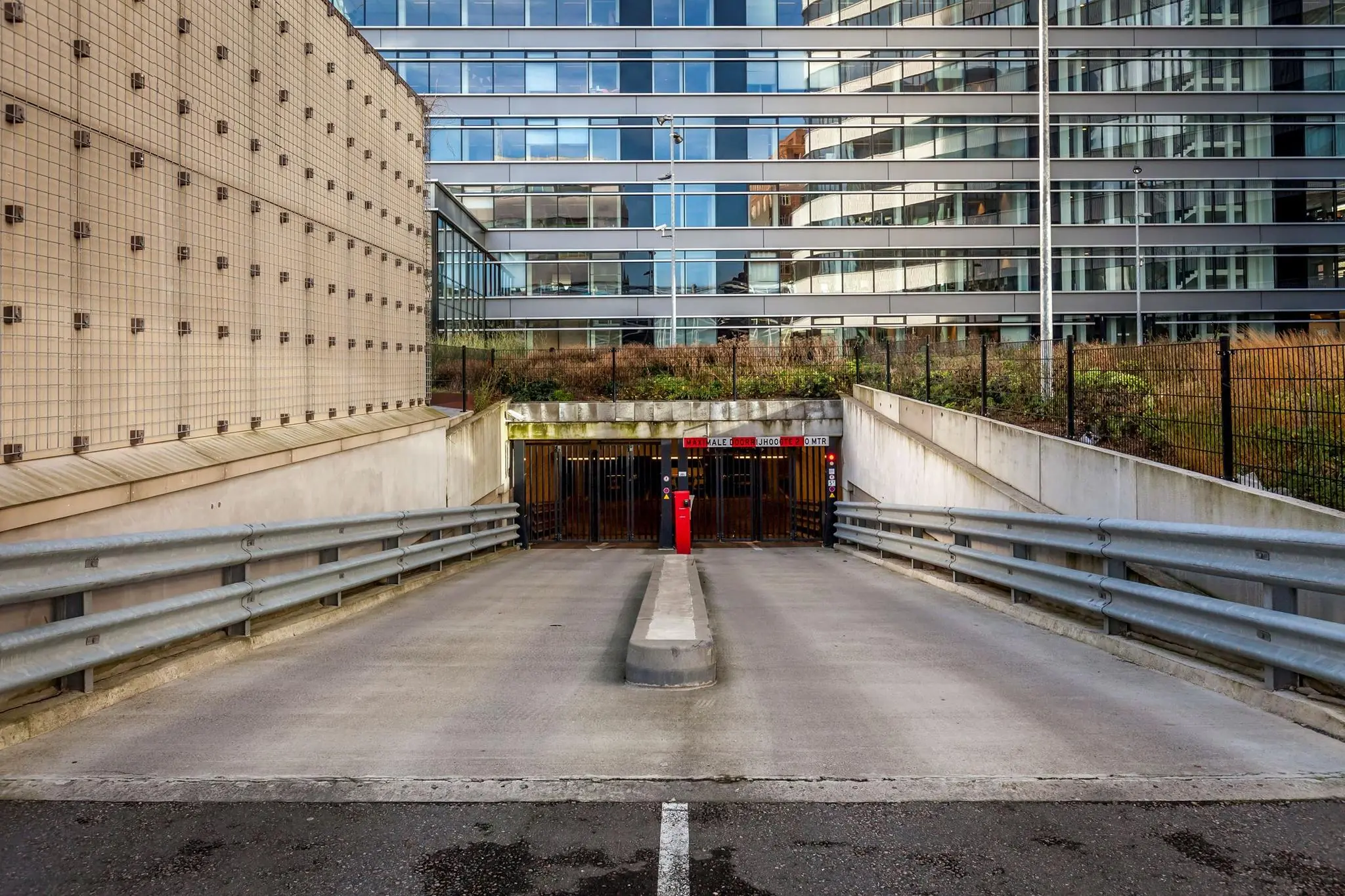 Ingang van een ondergrondse parkeergarage aan de Prinses Beatrixlaan, omgeven door moderne kantoorgebouwen.